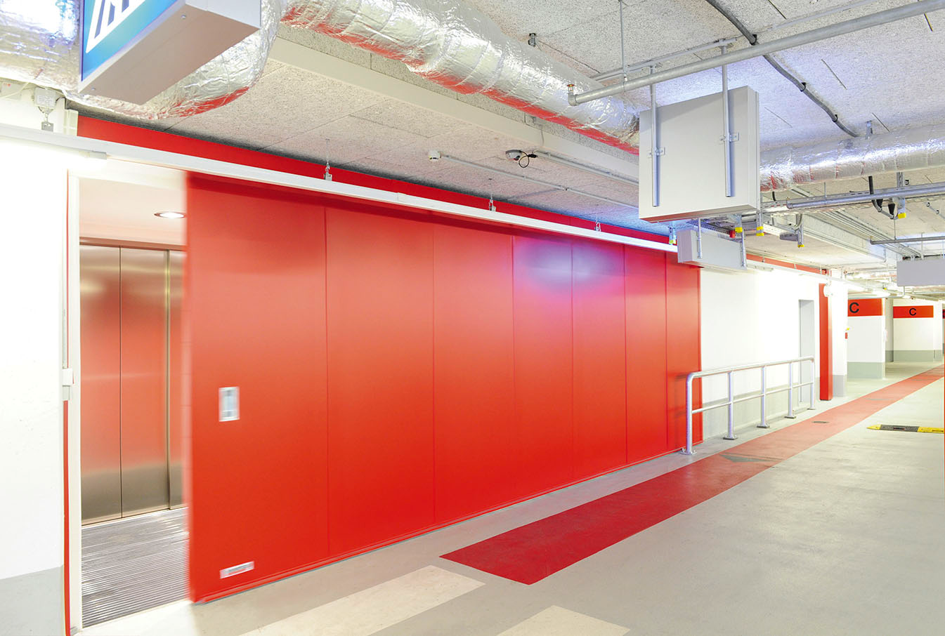 Brandwerende schuifdeur in parkeergarage