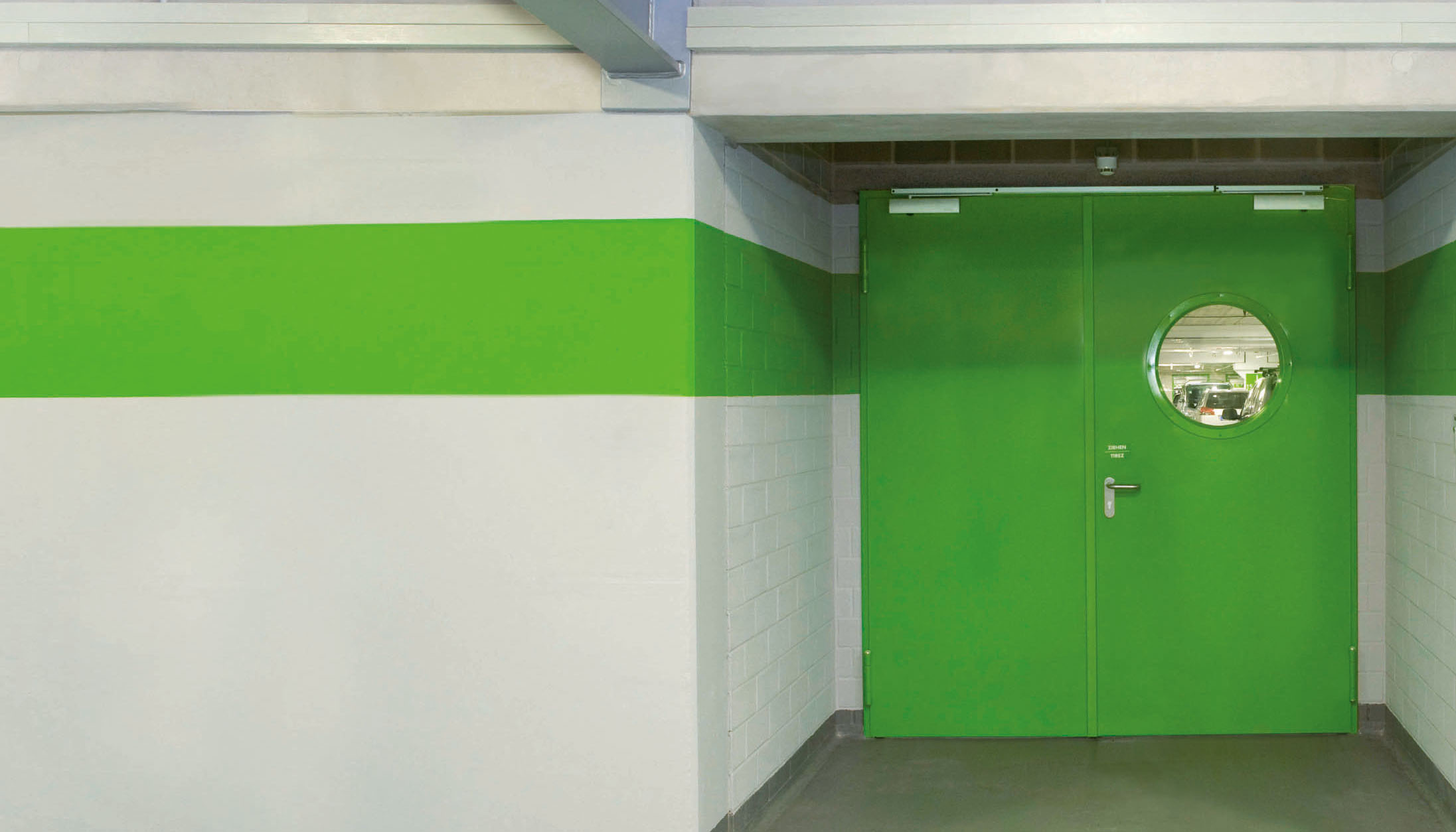 Dubbelvleugelige brandwerende loopdeur in parkeergarage