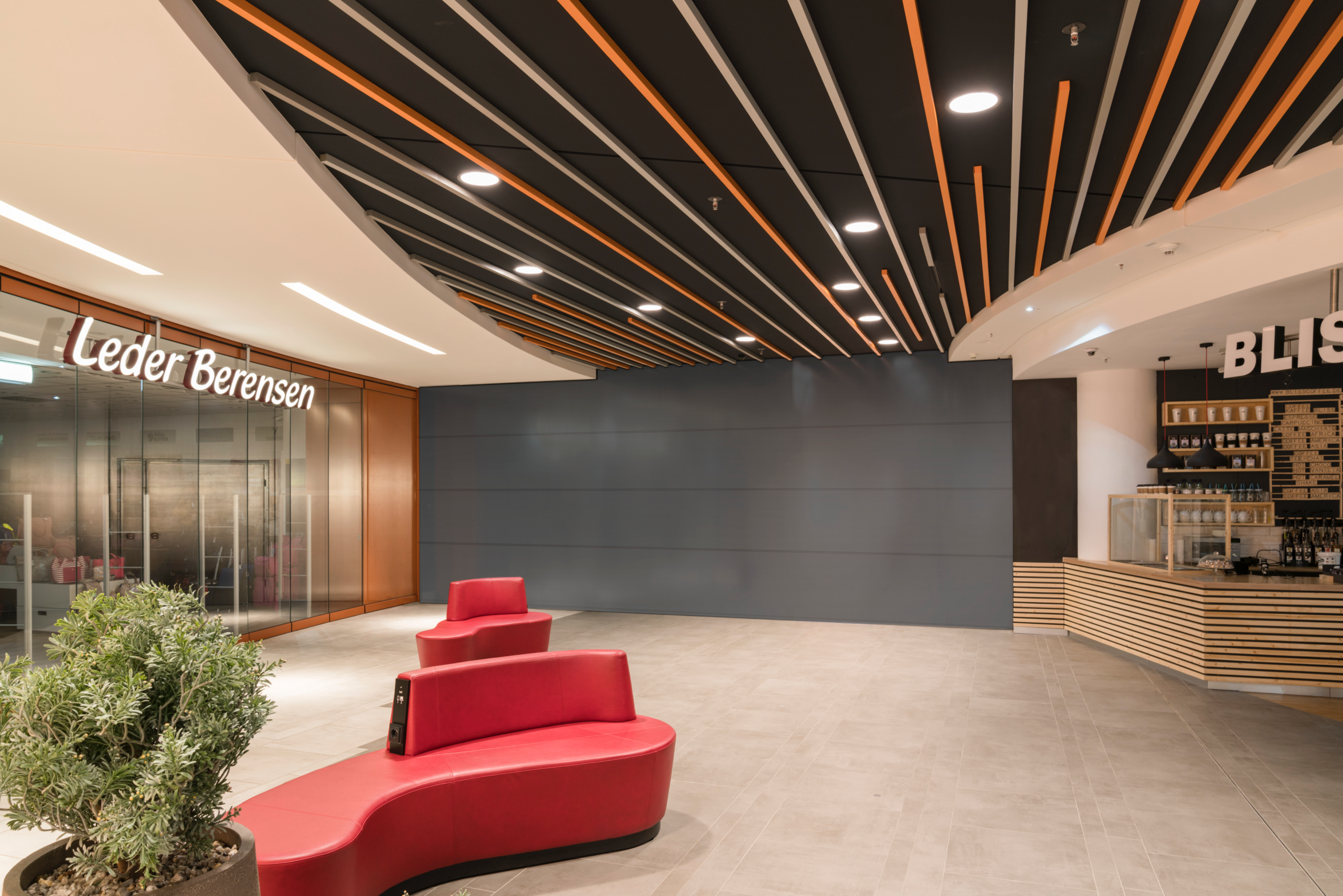 Rook- en brandscherm met brandwerend doek in atrium