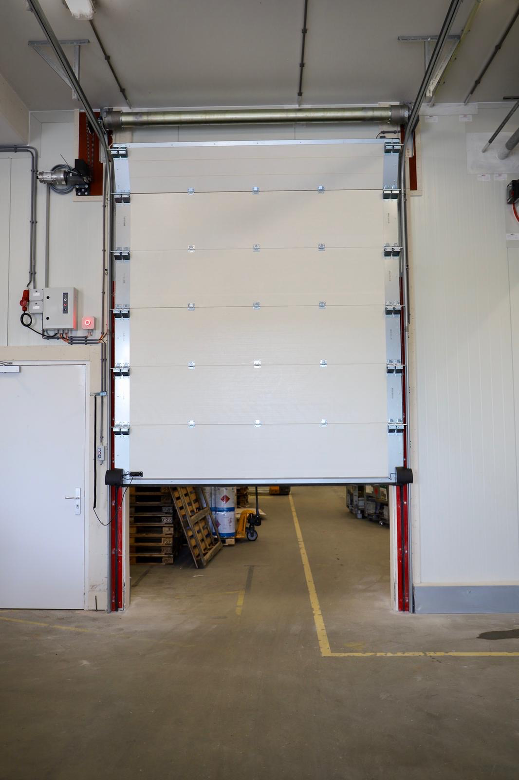 Brandwerende overheaddeur met EW90 classificatie