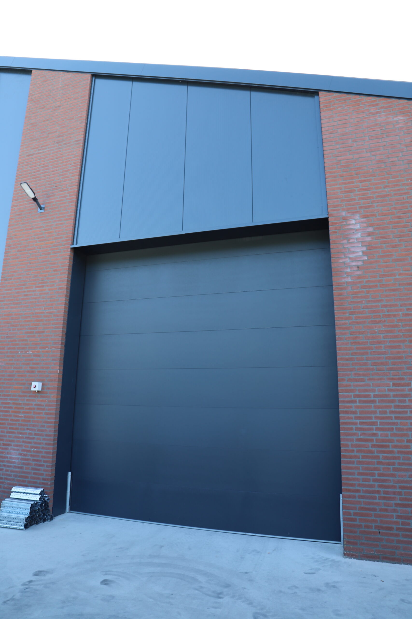 Brandwerende overheaddeur gemonteerd in bedrijfsruimte