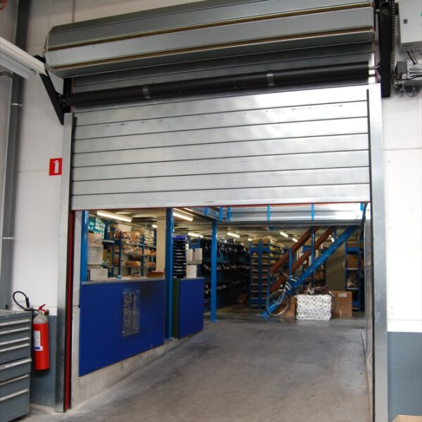 Brandwerende roldeur in magazijn
